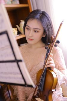 他挺进了她初经人事的紧致